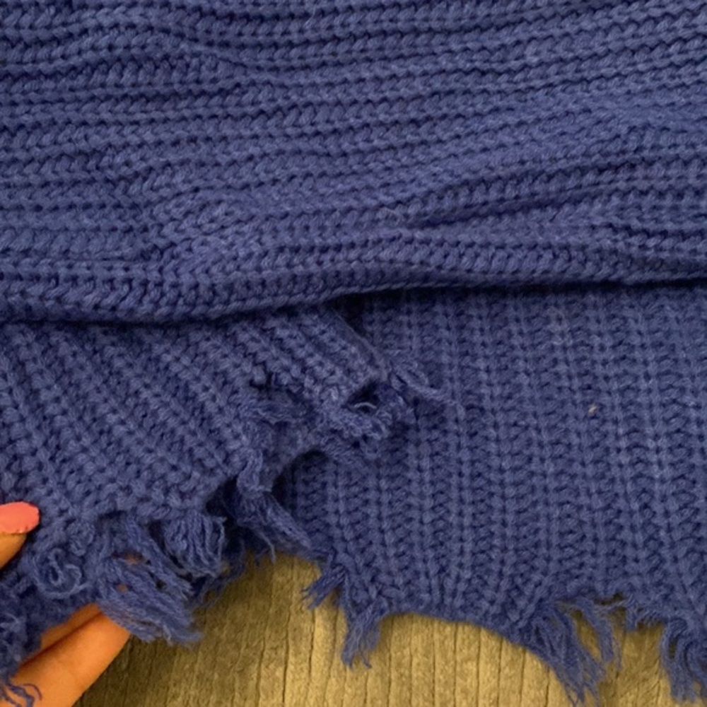 Distressed weater‎ - Picture 3 of 4